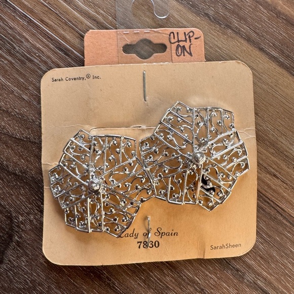 Sarah Coventry Lady of Spain Clip Earrings vintage 1961 the original packaging - Picture 1 of 4